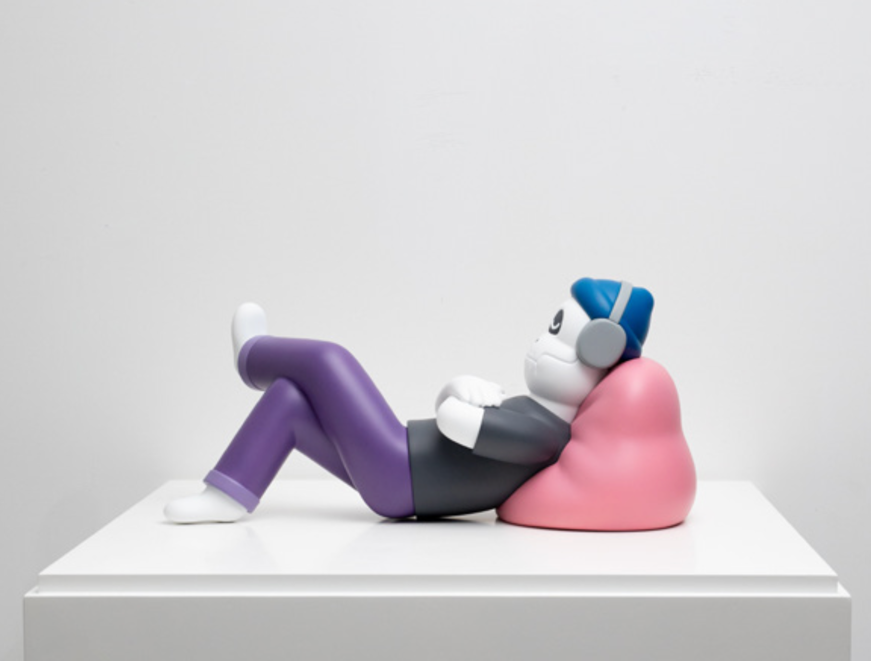 Jun Oson - Relax - Limited Edition Resin Sculpture - 17.8cm × 38.1cm × 17.8cm -4