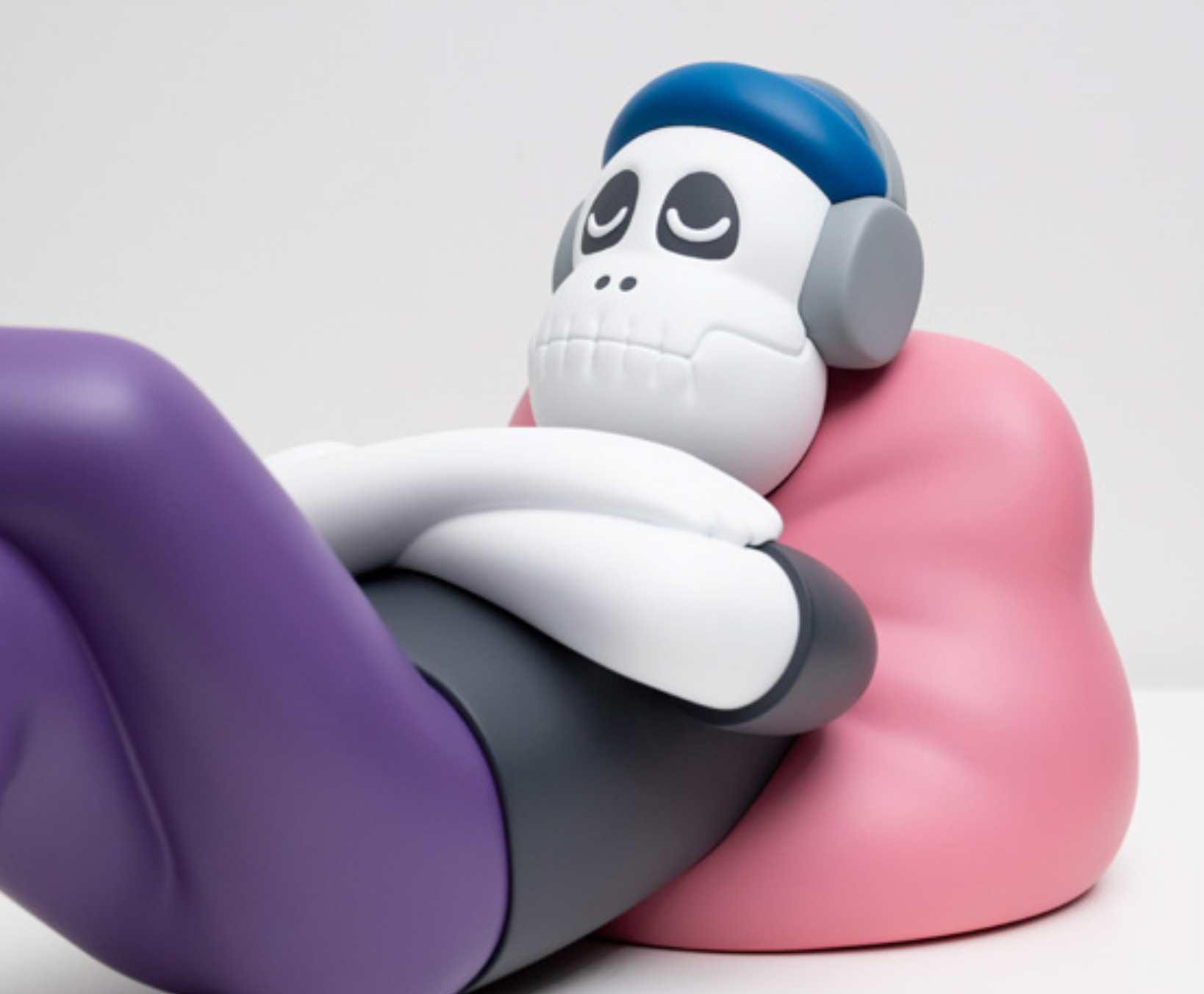 Jun Oson - Relax - Limited Edition Resin Sculpture - 17.8cm × 38.1cm × 17.8cm -2