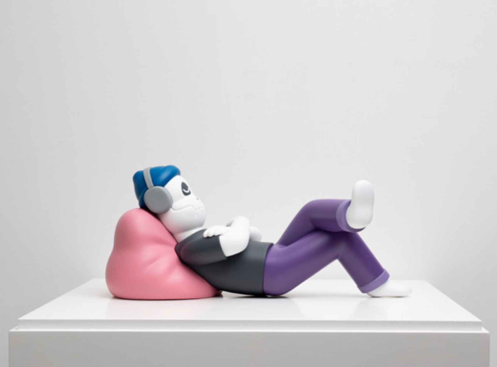Jun Oson - Relax - Limited Edition Resin Sculpture - 17.8cm × 38.1cm × 17.8cm - 5
